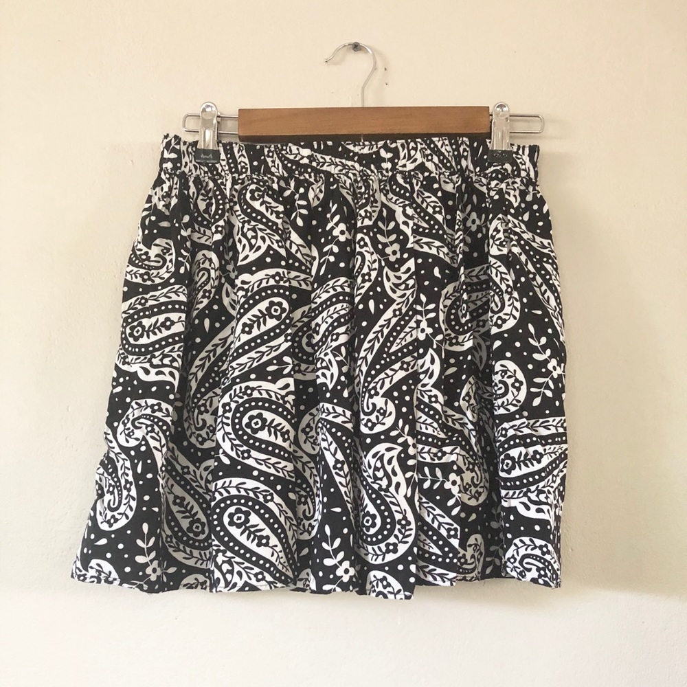 American eagle black and white skirt